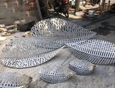 小區企業(yè)鏤空不銹鋼樹(shù)葉雕塑