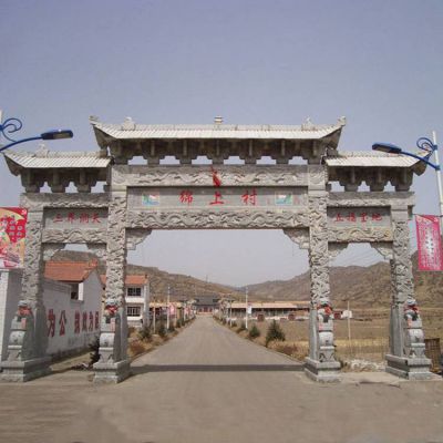 新農村建設村口擺放青石浮雕仿古建筑三門(mén)石牌坊