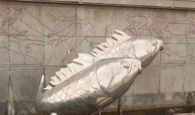 庭院里擺放的雙魚(yú)玻璃鋼創(chuàng  )意乒乓球雕塑