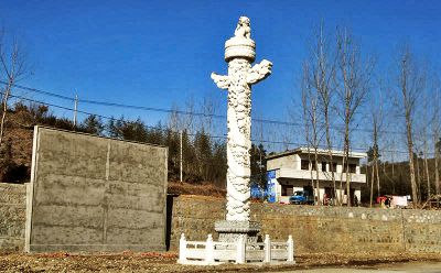 農村廣場(chǎng)擺放漢白玉華表雕塑