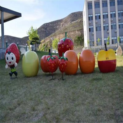 游樂(lè )園林草地擺放玻璃鋼噴漆仿真水果雕塑