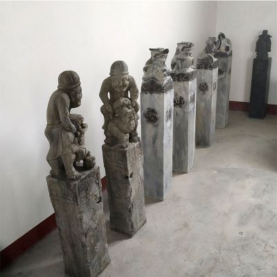 景區宮殿門(mén)前擺放青石人物拴馬柱雕塑