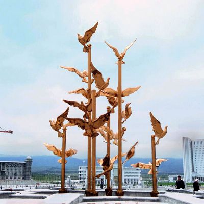 不銹鋼噴金烤漆鏡面創(chuàng  )意飛翔鴿子雕塑