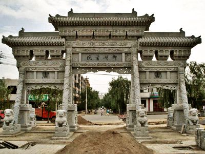 大型青石復式農村三門(mén)樓牌坊