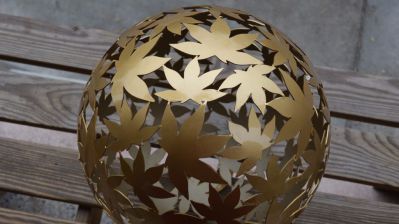 景區創(chuàng  )意不銹鋼樹(shù)葉鏤空球雕塑