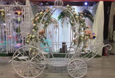 酒店婚禮室內創(chuàng  )意不銹鋼馬車(chē)雕塑
