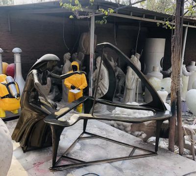 公園銅鑄抽象彈鋼琴的女孩戶(hù)外景觀(guān)鋼琴雕塑
