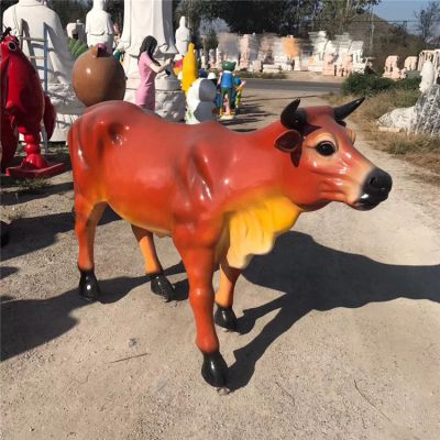 農場(chǎng)室外擺放玻璃鋼黃牛動(dòng)物雕塑