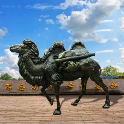 街道上擺放的背著(zhù)行李的玻璃鋼創(chuàng  )意駱駝雕塑