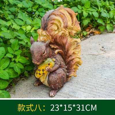 城市街道一只抱著(zhù)玉米的玻璃鋼松鼠雕塑