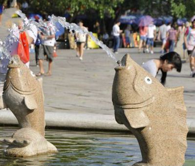 公園擺放的鯉魚(yú)花崗石石雕創(chuàng  )意噴水雕塑