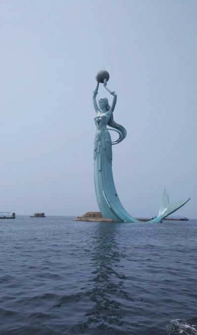 海上公園擺放的舉球的漢白玉石雕創(chuàng  )意美人魚(yú)雕塑