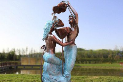 公園里擺放的情侶玻璃鋼創(chuàng  )意美人魚(yú)雕塑