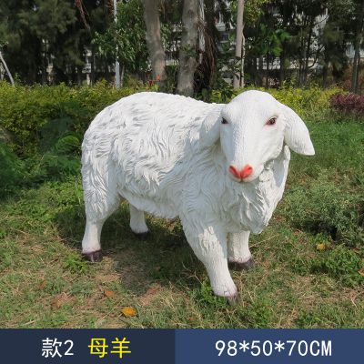 草地上擺放的一只耷拉著(zhù)耳朵的玻璃鋼仿真綿羊雕塑