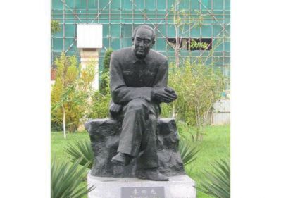 校園名人坐著(zhù)的銅雕李四光雕塑