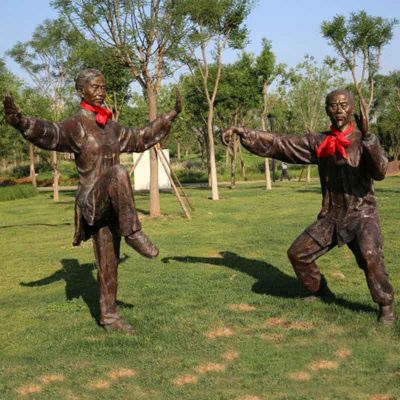 公園草坪體育運動(dòng)人物打太極拳的老人雕塑