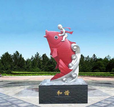 街道上擺放的馱著(zhù)孩子的玻璃鋼創(chuàng  )意鯉魚(yú)雕塑
