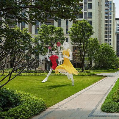 傳遞火炬，鐵藝網(wǎng)格彩色運動(dòng)主題人物雕塑