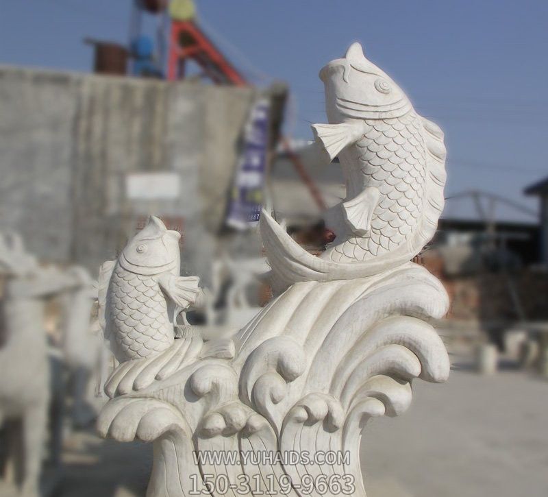 公園庭院擺放的雙魚(yú)漢白玉石雕創(chuàng  )意噴水雕塑