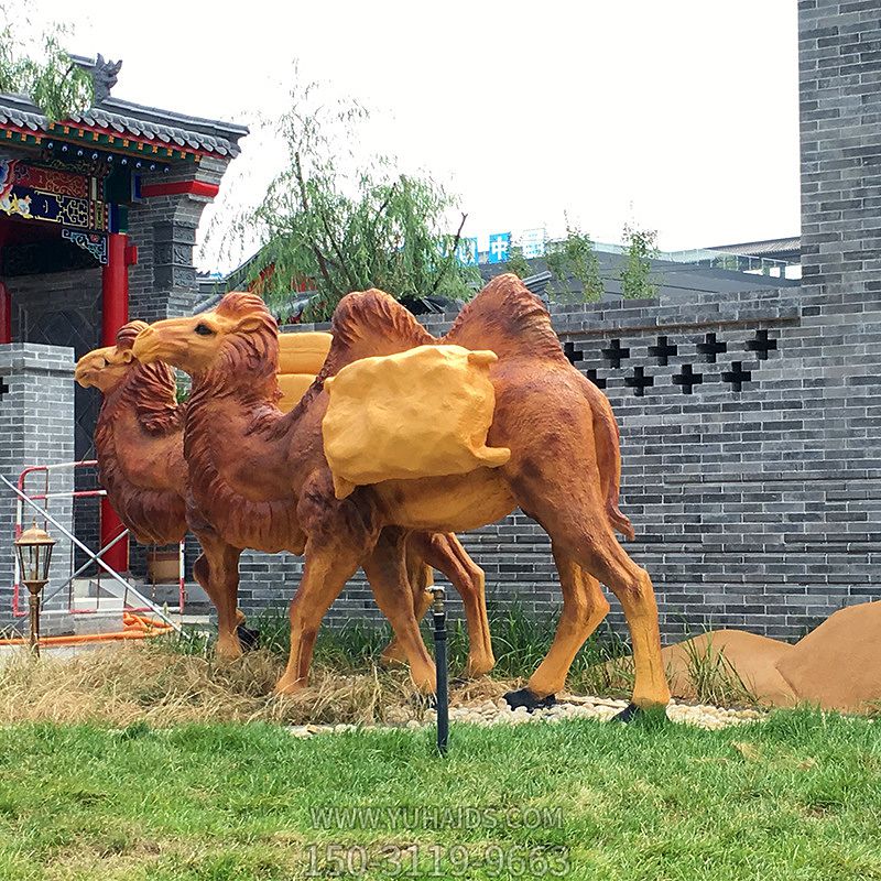 園林里擺放的兩只馱著(zhù)行李的玻璃鋼創(chuàng  )意駱駝雕塑