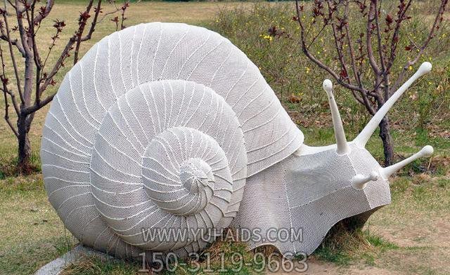 公園擺放的砂石石雕創(chuàng  )意蝸牛雕塑