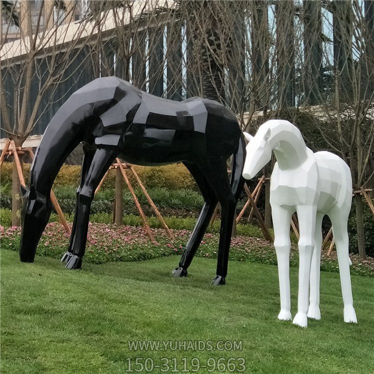 玻璃鋼馬兒，抽象塊面馬雕塑，黑白兩色，可改色