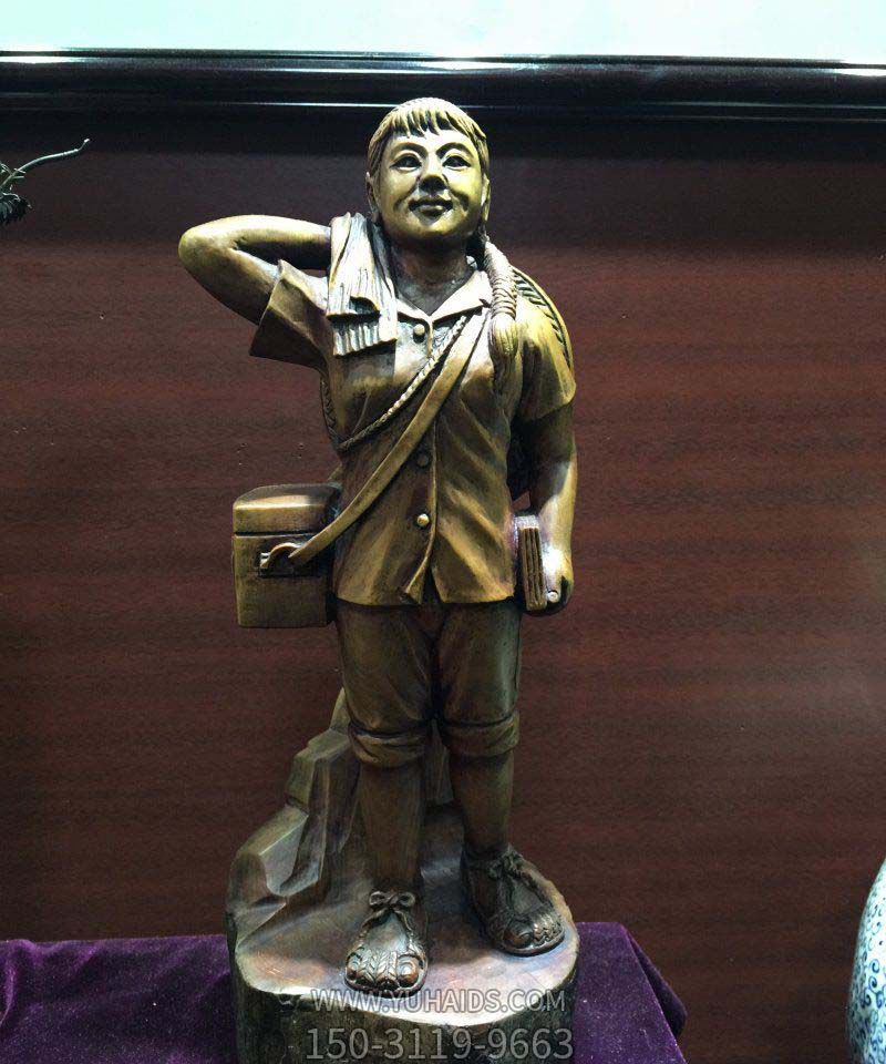 公園景區背著(zhù)藥箱的人物銅雕女孩雕塑