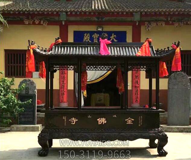 金佛寺大殿門(mén)前擺放鑄鐵八柱香爐雕塑
