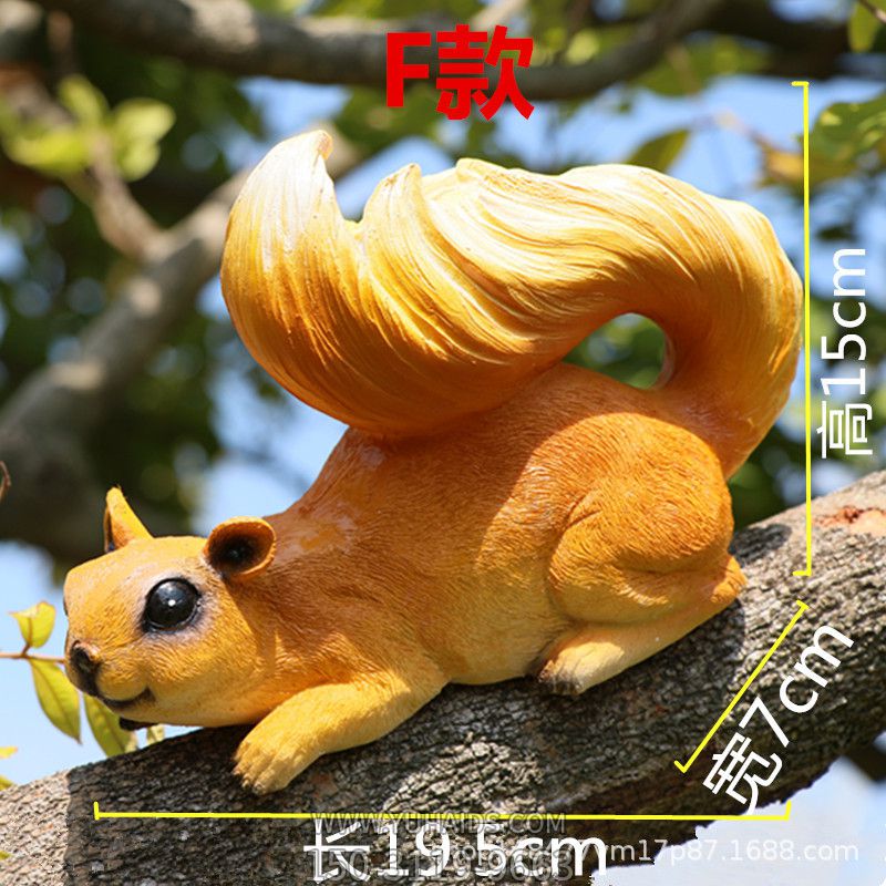 游樂(lè )場(chǎng)一只樹(shù)上玩耍的玻璃鋼松鼠雕塑 游樂(lè )場(chǎng)一只樹(shù)上玩耍的玻璃鋼松鼠雕塑