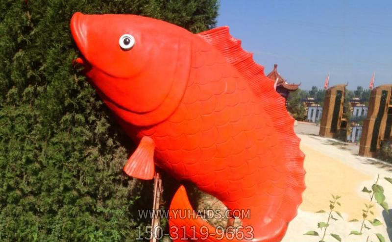 商廈海邊一只大號不銹鋼紅色鯉魚(yú)雕塑
