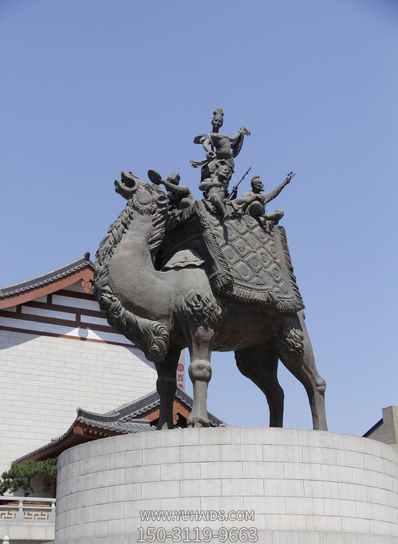 廣場(chǎng)上擺放的仰天長(cháng)嘯的玻璃鋼創(chuàng )意駱駝雕塑