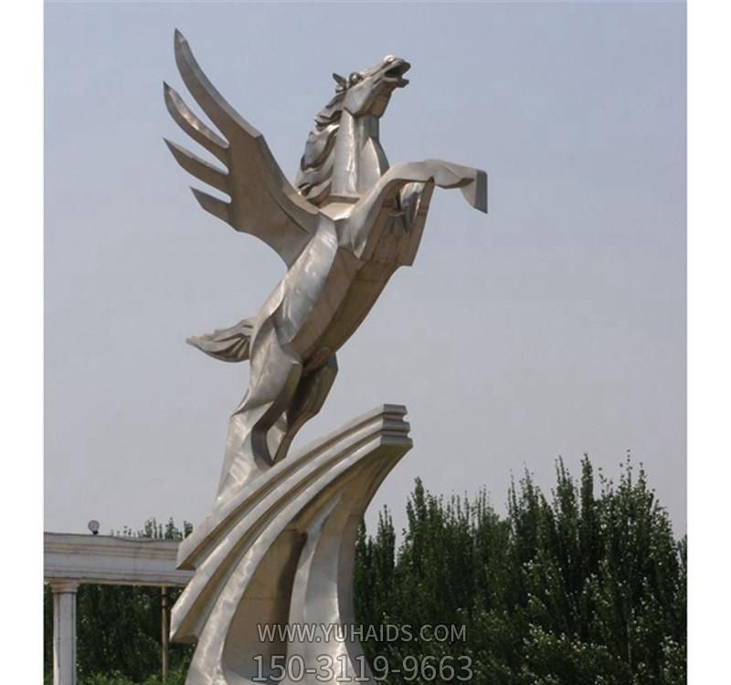 廣場(chǎng)上擺放的飛翔的玻璃鋼創(chuàng )意飛馬雕塑