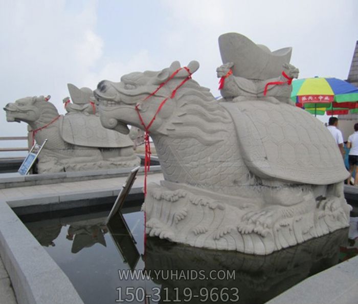 景區擺放的身上背著(zhù)元寶的砂石石雕創(chuàng )意龍龜雕塑