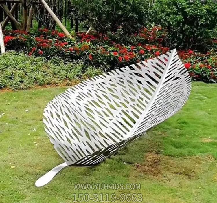 花園景區不銹鋼草坪樹(shù)葉雕塑