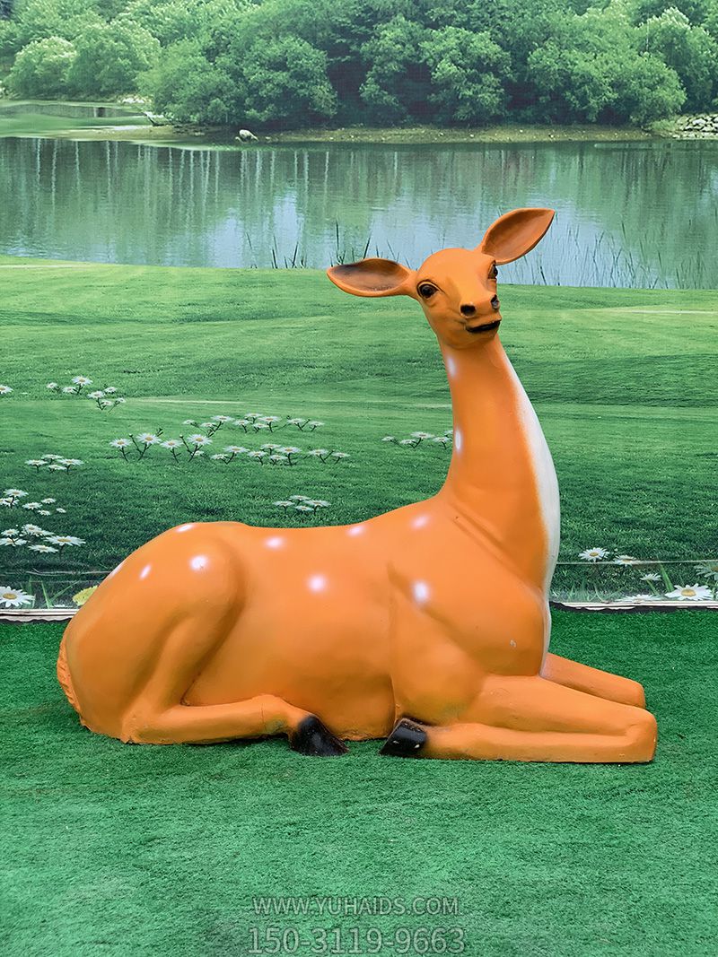 公園樹(shù)脂一只在草坪上臥著(zhù)的梅花鹿雕塑