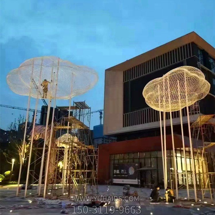 廣場(chǎng)裝飾不銹鋼創(chuàng  )意鏤空網(wǎng)格云朵燈光亮化景觀(guān)雕塑