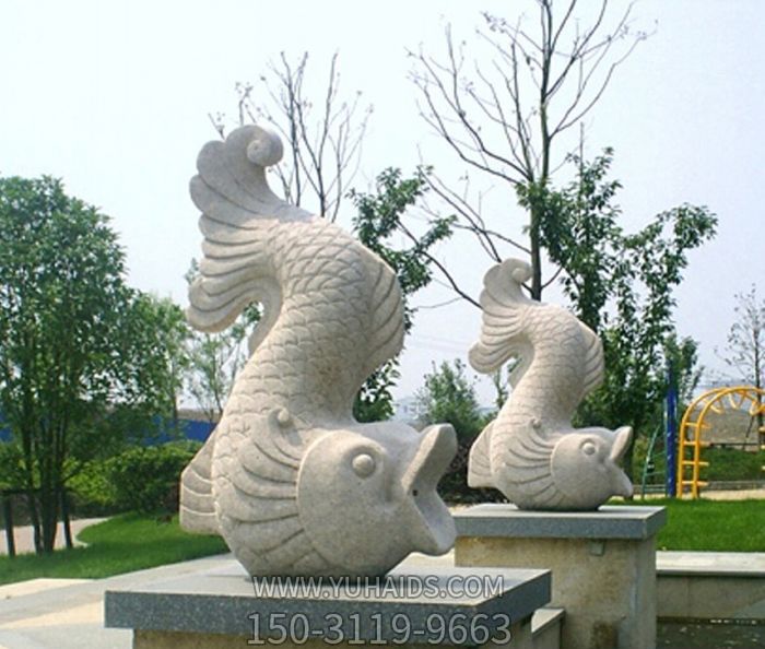 街道擺放的翹尾巴的砂巖石雕創(chuàng )意鯉魚(yú)雕塑