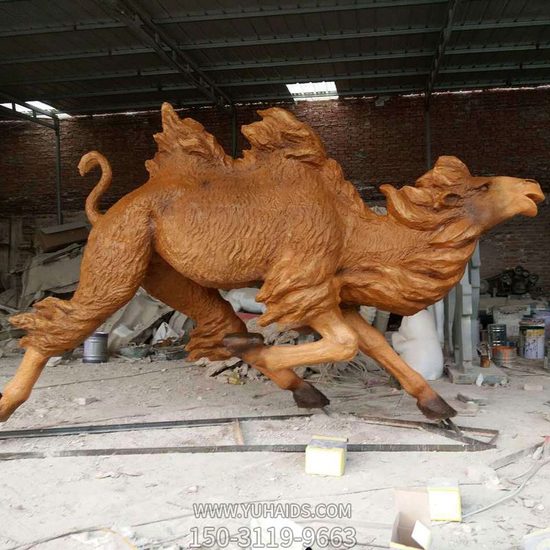 公園里奔跑的玻璃鋼創(chuàng )意駱駝雕塑