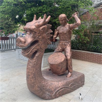 劃龍舟，龍頭龍舟敲大鼓的情景景觀(guān)雕塑