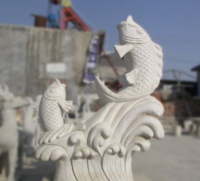公園庭院擺放的雙魚(yú)漢白玉石雕創(chuàng  )意噴水雕塑