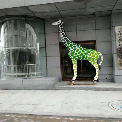 游樂(lè )園擺放大型玻璃鋼噴漆卡通長(cháng)頸鹿雕塑