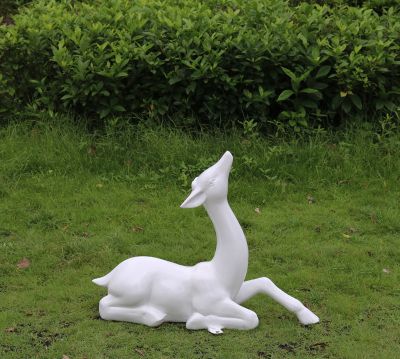 公園臥著(zhù)的玻璃鋼白色鹿雕塑