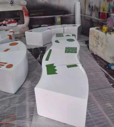 商場(chǎng)小區擺放玻璃鋼作用