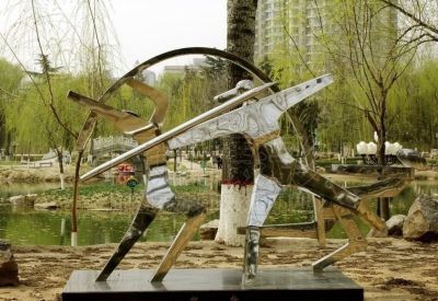 公園湖邊擺放不銹鋼抽象標槍運動(dòng)員雕塑