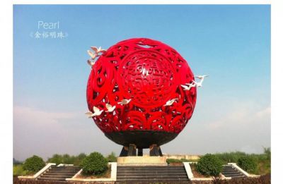 廣場(chǎng)創(chuàng  )意鴿子環(huán)繞不銹鋼紅色鏤空球雕塑