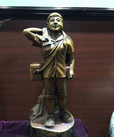 公園景區背著(zhù)藥箱的人物銅雕女孩雕塑