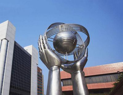 企業(yè)小區手托球切面不銹鋼手型雕塑