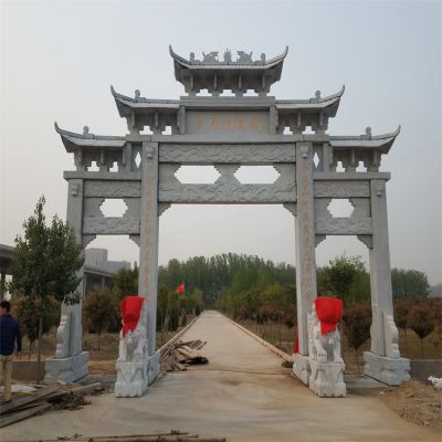 村莊園林擺放天然青石雕刻仿古中式三門(mén)石牌坊