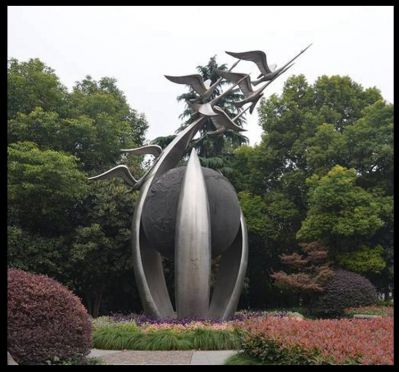 公園創(chuàng  )意不銹鋼鏡面飛翔天鵝雕塑