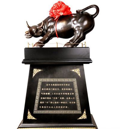 大型室內擺放的彪悍的玻璃鋼創(chuàng  )意華爾街牛